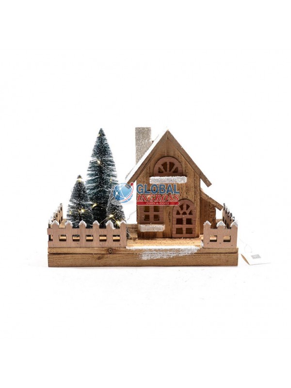 CASA IN LEGNO C/ALBERI E LUCI